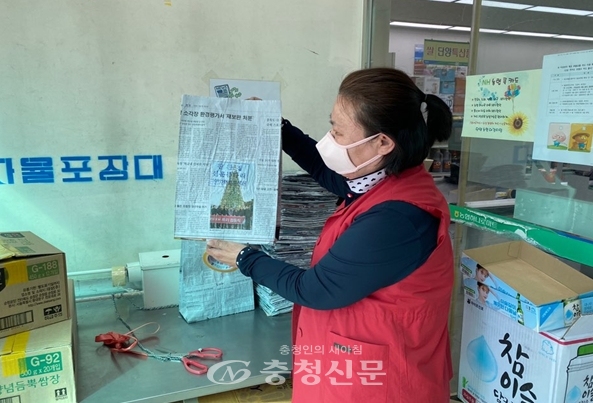 단양지역자활센터가 폐신문을 모아 신문봉투를 제작해 무료로 배부하고 있다. (사진=단양군 제공)