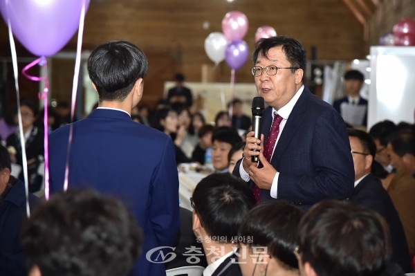 제천시 청소년 간담회에 참석한 이상천 시장이 청소년과 대화를 나누고 있다. (사진=제천시 제공)
