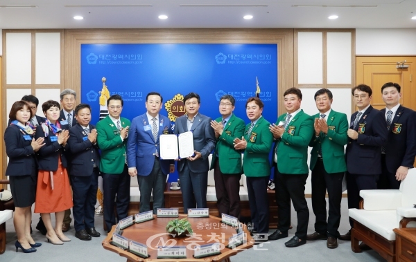 대전시의회는 3일 의장 접견실에서 국제로타리 3680지구와 환경보전 운동을 위한 업무협약을 체결했다.(사진=대전시의회 제공)