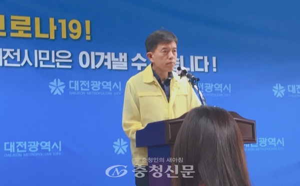 이강혁 보건복지국장이 6일 코로나19 브리핑을 하고 있다.(사진=한유영 기자)
