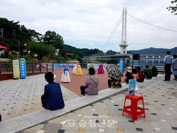 예당호 출렁다리 문화광장 공연 모습.