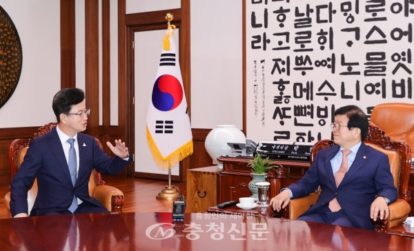 허태정 대전시장(왼쪽)이 7일 국회를 찾아 박병석 국회의장과 현안을 놓고 대화를 나누고 있다.(사진=대전시 제공)