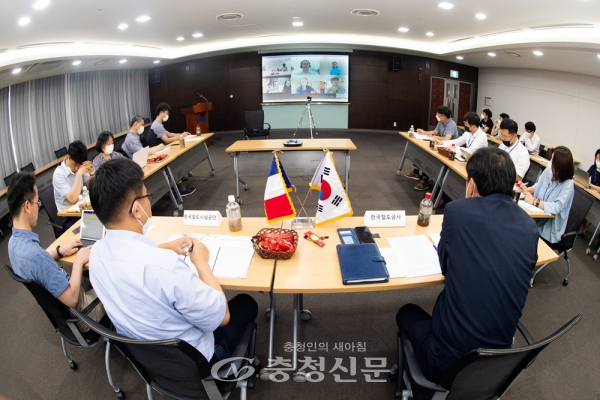 9일 한국철도 직원들이 대전사옥에서 프랑스국영철도 관계자들과 공동 연구를 위한 화상회의를 하고 있다. (사진=한국철도 제공)