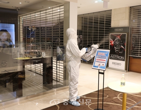롯데백화점 대전점이 13일 고객들의 안전을 위해 자체적으로 하루 휴무에 들어갔다. 방역 관계자가 매장을 방역소독하고 있다. (사진=롯데쇼핑 제공)