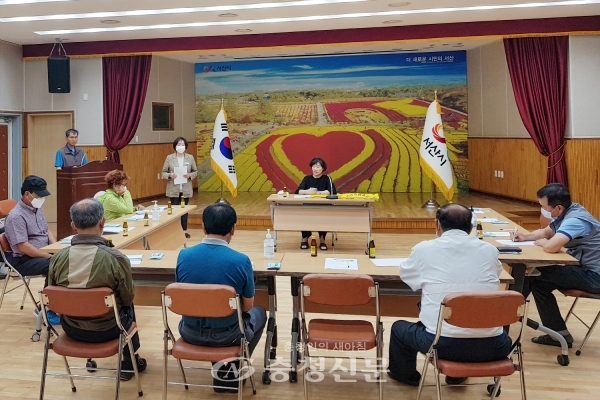 지난 13일 서산국화축제위원가 긴급회의를 하고 있다.(사진= 서산시 제공)