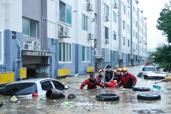지난 30일 폭우로 침수 피해를 입은 대전 서구 정림동 코스모스아파트에서 주민 구조작업이 이뤄지고 있다.(사진=대전시 제공)