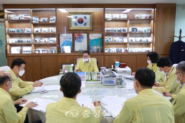 박세복 영동군수가 지난 31일 간부회의에서 정부의 한국형 뉴딜 정책에 선제적으로 대응하라고 지시했다. (사진=영동군 제공)