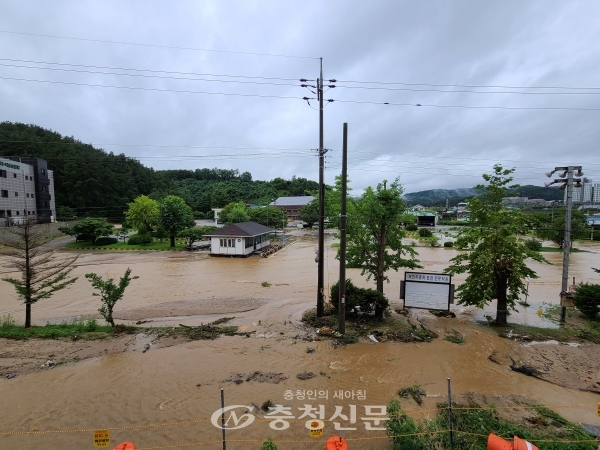 제천시 강저동 자동차운전전문학원 마당에 유입됐던 빗물이 서서히 빠지고있다. (사진=조경현 기자)