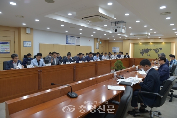 3일 한국가스기술공사 K-뉴딜 사업개발을 위한 전략경영회의에서 참석자들이 토의하고 있다. (사진=한국가스기술공사 제공)