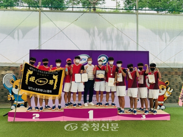 메달을 획득한 학생들이 단체사진을 촬영 중에 있다. (사진=대전대 제공)