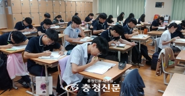 지역의 한 고등학교에서 고3 학생들이 학업에 열중하고 있다. (사진=충청신문DB)