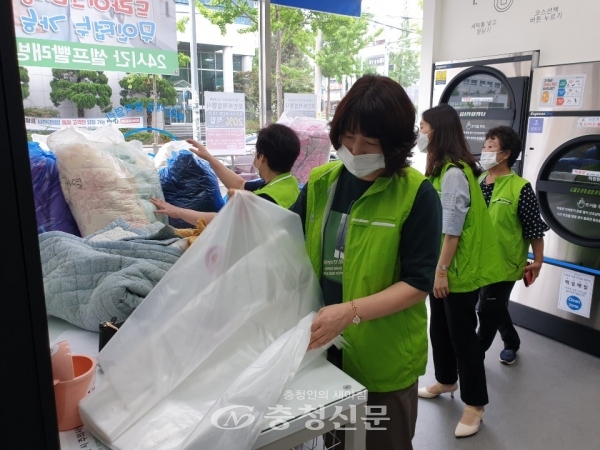 부성1동이 지역 내 취약계층을 위해 이불세탁·건조 사업을 실시했다.   (사진=천안시 제공)