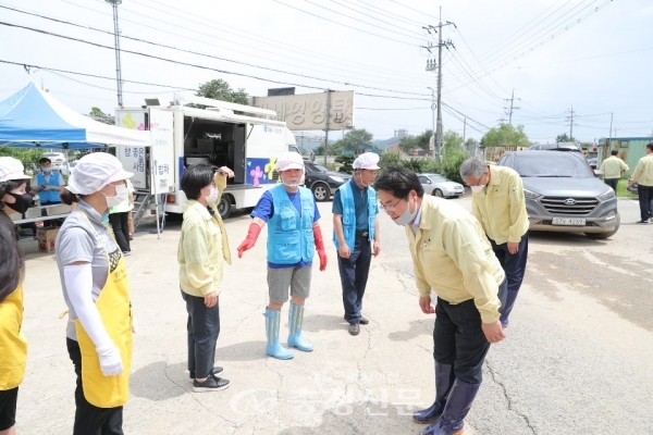 오세현시장 자원봉사자 격려 모습(사진=아산시 제공)