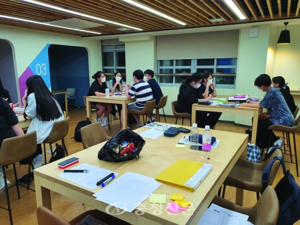 천안신당고 학생들이 자치적으로 운영하는 교내 혁신공간 ‘스터디 홈베이스’에서 자유롭게 토론을 펼치고 있다.