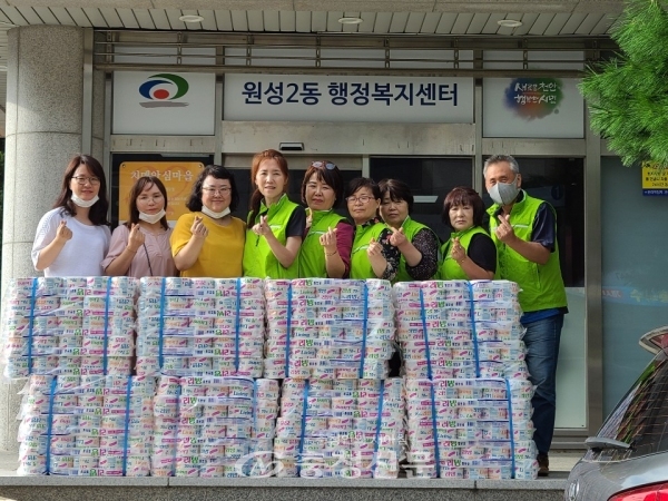 원성2동이 천안시가정어린이집연합회의 지정기탁 화장지 400개를 수해피해가구에 전달했다.   (사진=천안시 제공)