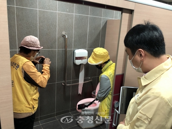 영동군은 관내 다중이용시설 공중화장실에 대한 불법촬영 몰래카메라 설치 여부를 점검하고 있다. (사진=영동군 제공)
