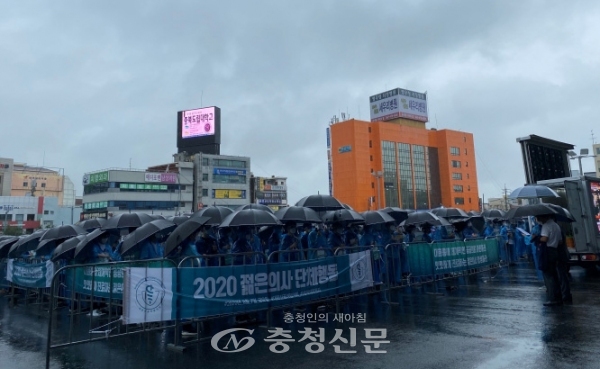 7일 대전역 서광장에 모인 대전,충청지역 전공의들. (사진=황아현 기자)