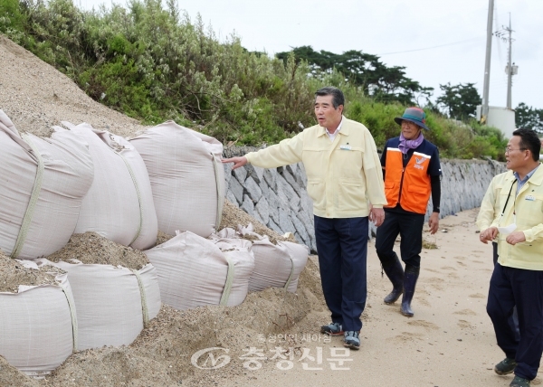 김동일 보령시장은 지난 10일 방조제와 농경지 등 집중호우 피해현장을 점검했다. (사진=보령시 제공)
