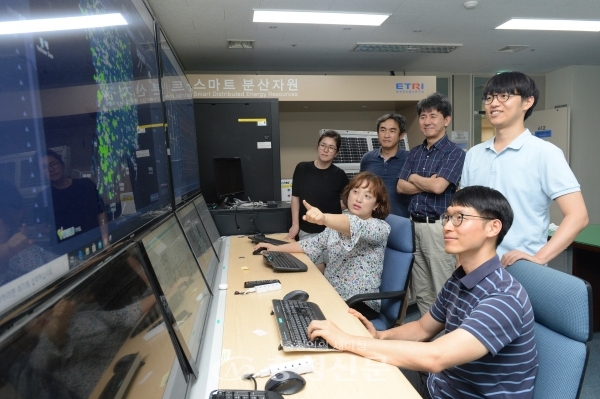 한국전자통신연구원(ETRI) 연구진이 실시간 태양광 발전 설비 데이터를 모니터링하고 있다. (사진=ETRI 제공)