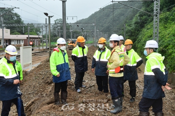 손병석 한국철도 사장이 충북선 복구 상황을 점검하고 있다. (사진=한국철도 제공)