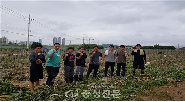 충남신용보증재단 직원들이 수해피해를 입은 아산지역 농가를 찾아 대민지원 봉사활동을 펼치고 있다.