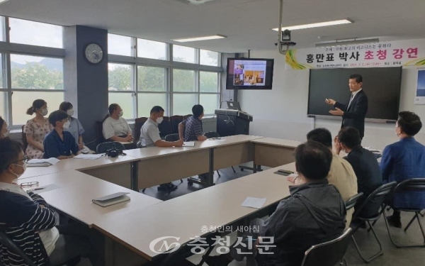 한국K-POP고등학교가 최근 충남도 아주팀장인 홍만표 박사를 초청해 학교의 나갈 방향 등에 대한 고민을 함께 나누고 있다.