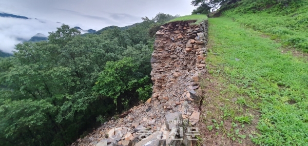 지난 10~11일 이틀 동안 내린 비로 국가지정문화재 사적 제264호인 단양 온달산성 성벽이 붕괴되는 피해가 발생했다. (사진=단양군 제공)