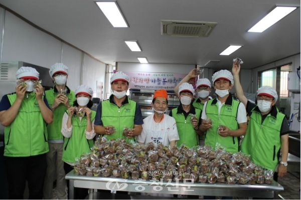 19일 캠코 대전충남본부 내포지사 직원들이 대한적십자사 당진지구협의회에서 사랑의 빵 나눔 봉사활동을 마치고 기념촬영을 하고 있다. (사진=캠코 대전충남지역본부 제공)