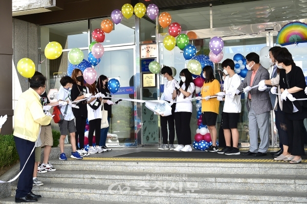 이상천 제천시장(왼쪽)과 관계자들이 아동친화도시 현판식을 진행하고 있다. (사진=제천시 제공)