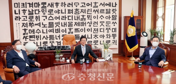 박병석 국회의장과 여야 원내대표가 20일 국회 의장실에서 정례회동을 갖고 있다. (사진=국회의장실 제공)