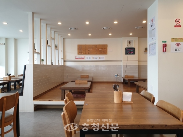 지난 21일 대전 서구의 한 식당. 점심시간에도 불구하고 식당 내에는 손님의 모습을 찾기 어려웠다. (사진=최홍석 기자)