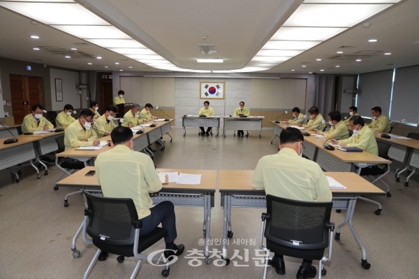 코로나19 비상경제 및 생활방역 대책 회의 개최 모습(사진=아산시 제공)