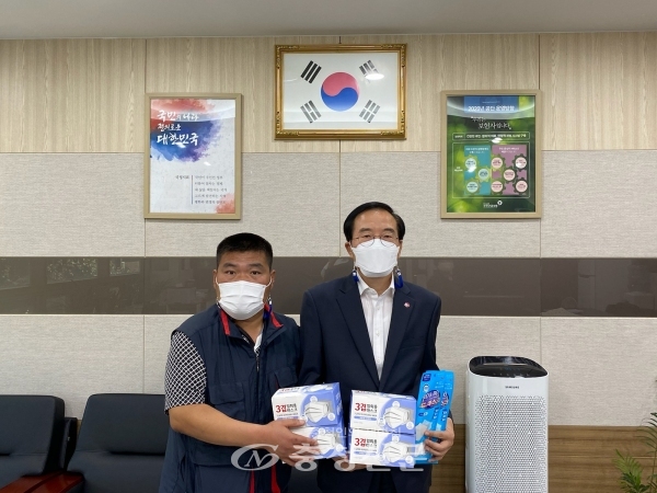 보은군 거주하는 김민식씨가 옥천군 수해피해복구 봉사활동을 했던 마을에 전해 달라고 마스크 205매를 갖고 방문했다.