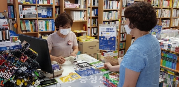 ‘천안시 도서관 희망도서바로대출제'를 신청한 방문객에게 신간도서를 대여해 주고 있는 지역서점.