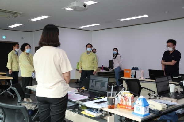 오세현 시장이 28일 오후 아산시 보건소를 찾아 직원들을 격려하고 있다(사진=아산시 제공)