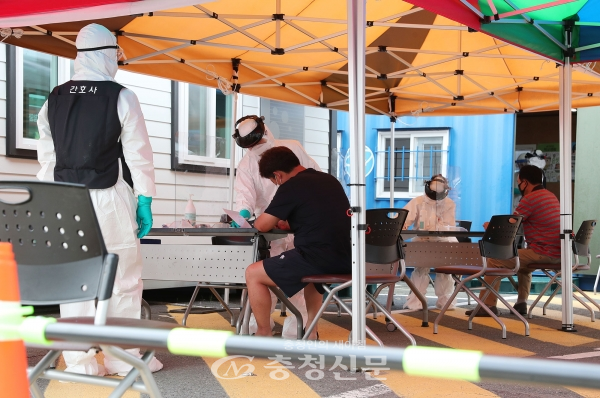 3일 충남 청양군 청양읍 청양의료원 선별진료소에서 주민들이 코로나19 진단검사를 받고 있다. (사진=충남도 제공)