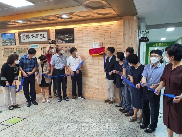 대전 신탄진중학교가 지난 3일 한국수업전문성연구센터가 인증하는 협력학교 현판식을 갖고 있다. (사진=신탄진중 제공)