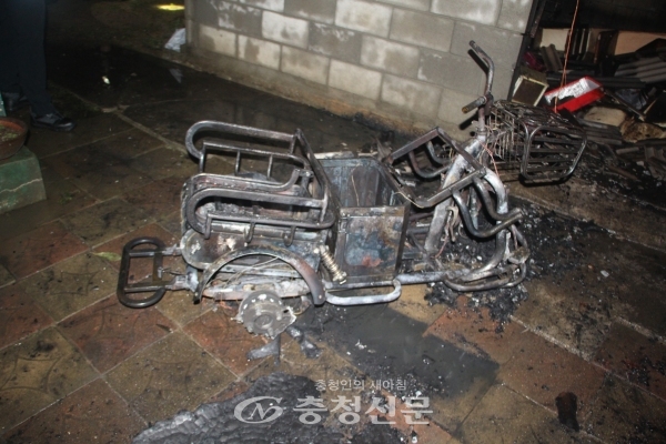 화재로 전소한 전기 오토바이. (사진=증평소방서 제공)