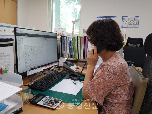 제천 노인취업지원센터 상담원이 9988행복지키미 수혜자와 전화통화를 하고 있다. (사진=제천시 제공)