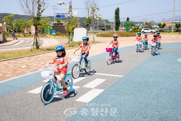 어린이 자전거공원(증평읍 남하리)에서 자전거 교통안전교육에 참여한 어린이들. (사진=증평군 제공)