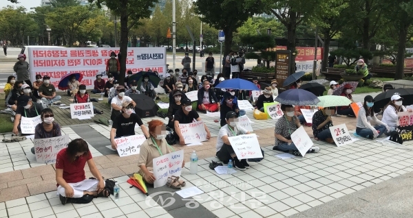 대전 지역 노래방 업주들이 지난 10일 대전시청 앞에서 영업금지 제한 연장에 대한 항의 시위를 하고있다.(충청신문DB)