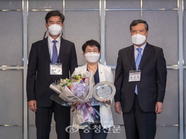 지난 11일 한국과학기술회관에서 개최된 '2020 한국정책학회 정책대상'시상식에서 박정현 대덕구청장(가운데)이 정책대상을 수상했다. (사진=대덕구 제공)