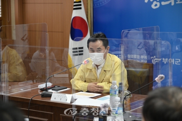 박정현 부여군수가 주재하는 회의에서 발언하고 있다. (사진=부여군 제공)