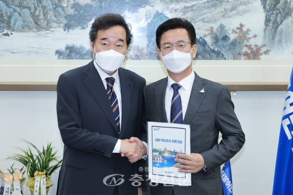 허태정 대전시장은(오른쪽) 15일 이낙연 더불어민주당 당대표를 만나 대전 혁신도시 지정의 당위성을 피력하고 적극 협조를 요청했다.(사진=대전시 제공)
