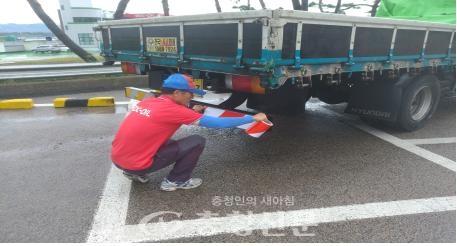 한국도로공사 중부선 오창(남이방향)주유소가 화물차 안전 운행을 위해 후면 반사지 무료부착 행사를 실시하고 있다. (사진=오창주유소 제공)