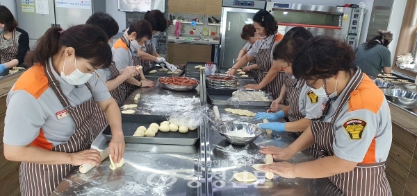공주시여성의용소방대가 노인회관에 전해줄 간식용 빵을 만들고 있다.(사진=공주시 女의소대 제공)
