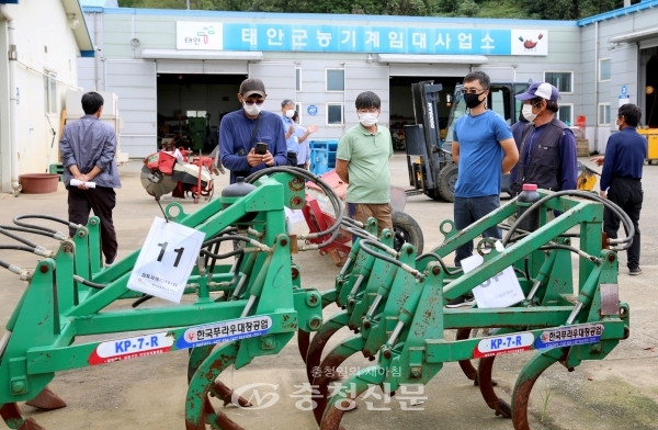 태안군 농기계임대사업소 본소에 매각 대상 불용농기계를 둘러보고 있는 농업인 모습. (사진=태안군 제공)
