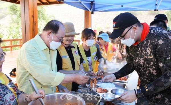 류한우 단양군수가 수해피해 응급복구에 나선 장병들을 위해 급식봉사를 하고 있다. (사진=단양군 제공)
