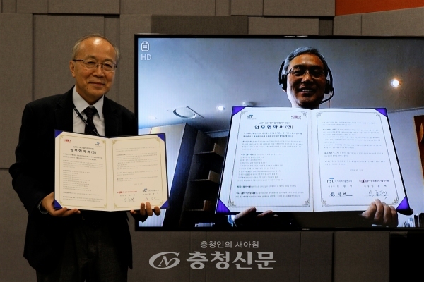 원광연 국가과학기술연구회 이사장(왼쪽)과 임춘택 한국에너지기술평가원장이 에너지 분야 연구개발 협력을 위한 업무협약서를 들어 보이고 있다. (사진=NST 제공)