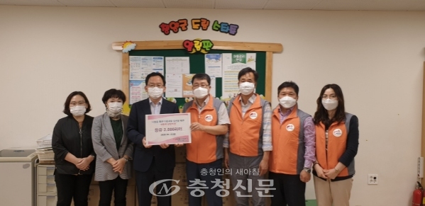 한국전력공사 청양지사가 지난 22일 청양군내 드림스타트 참여 10가정을 대상으로 난방유 2000리터를 후원했다.(사진= 청양군 제공)